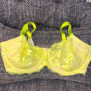 Victoria’s Secret very sexy lace bra 34DD